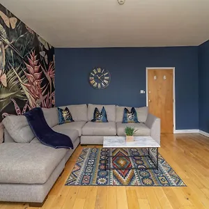 next-to-brighton-station-three-bedroom-flat-sleep-10-guests.brighton-hotels-england.com/